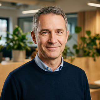 James Mitchell, quien ejerce como Director Ejecutivo en Raíz Fondanza