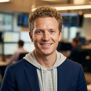 Ryan Brooks, quien se desempeña como Analista Principal de Trading en Raíz Fondanza